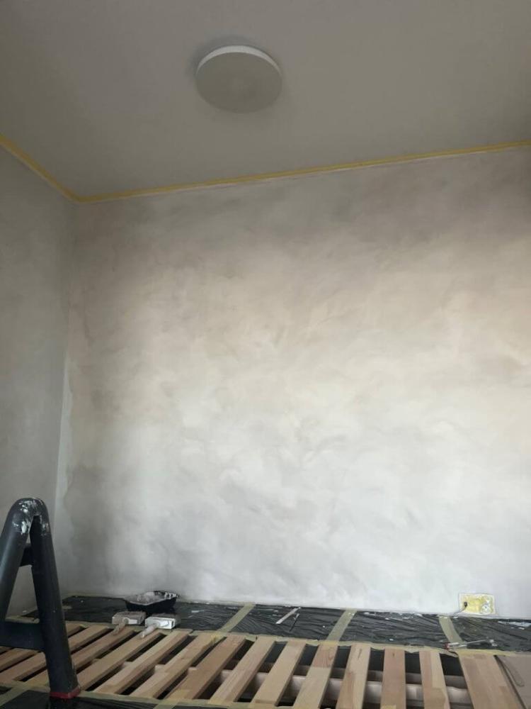 ZUBRA Limewash-Technik mit breitem Pinsel an der Decke