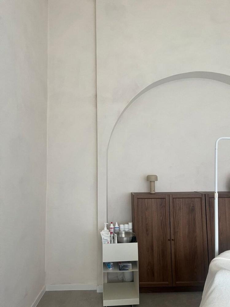 Mit Limewash gestrichene Decke in natürlichem Licht mit matter Struktur