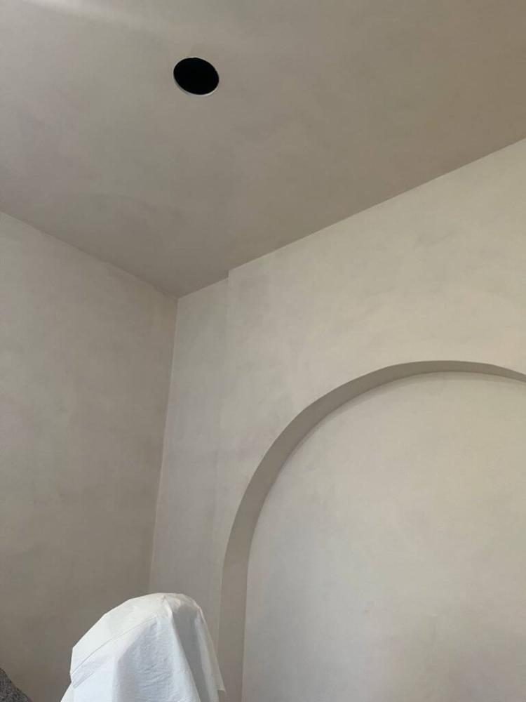 ZUBRA Primer applied on raw plaster wall before limewash painting