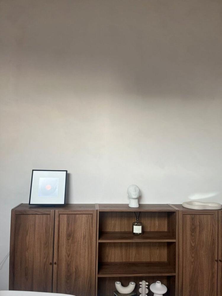 Vergleich: herkömmliche Farbe vs. natürliche ZUBRA Limewash-Farbe an Innenwänden