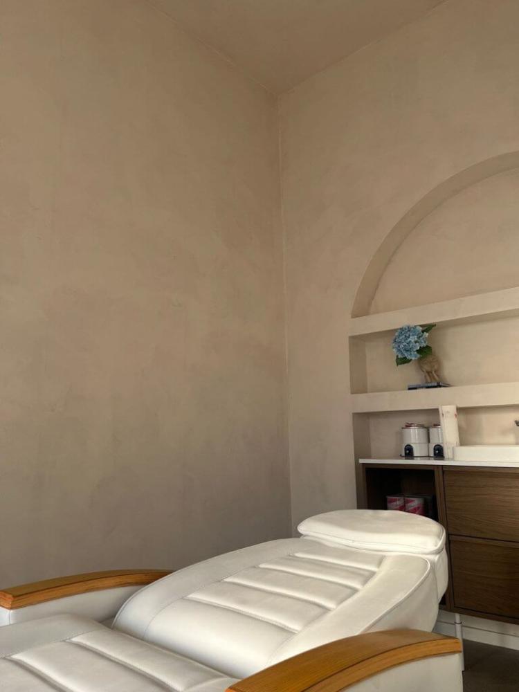 Professioneller Maler trägt ZUBRA Limewash gleichmäßig auf Innenwand auf