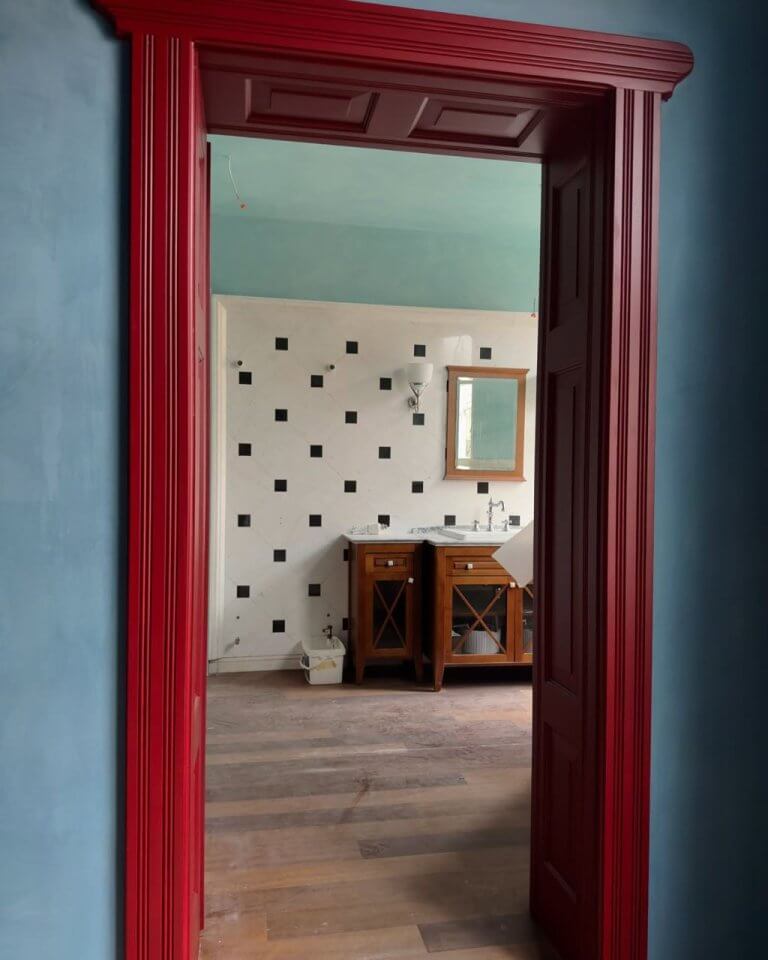 ZUBRA Limewash Grundierung und Farbe auf vorbereiteter Putzwand aufgetragen